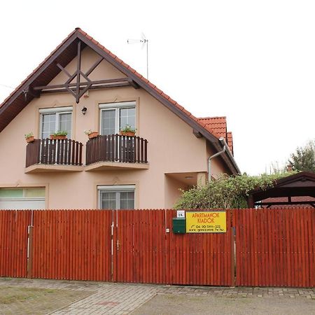 Imre Apartman Hajdúszoboszló Buitenkant foto