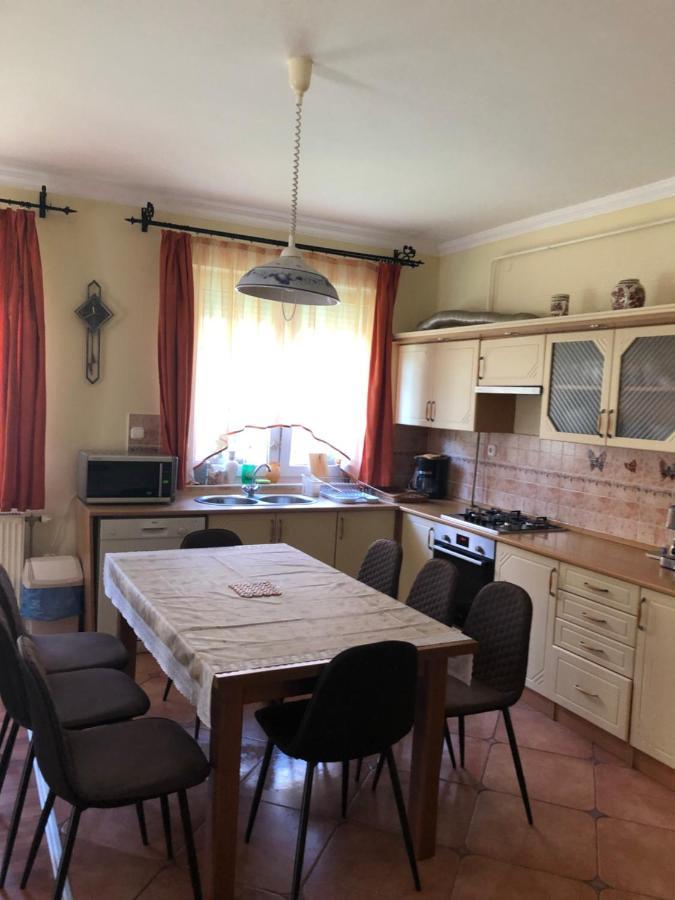 Imre Apartman Hajdúszoboszló Buitenkant foto