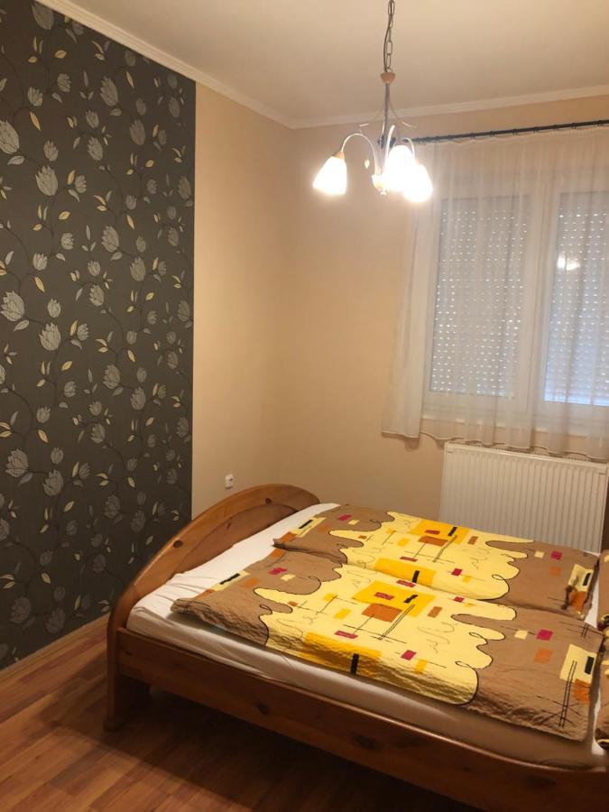 Imre Apartman Hajdúszoboszló Buitenkant foto