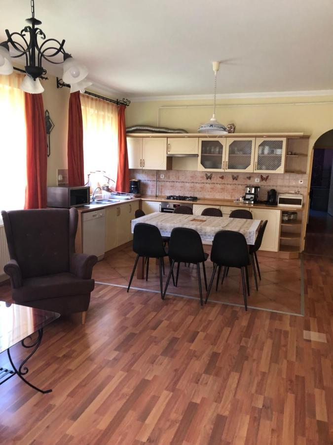 Imre Apartman Hajdúszoboszló Buitenkant foto